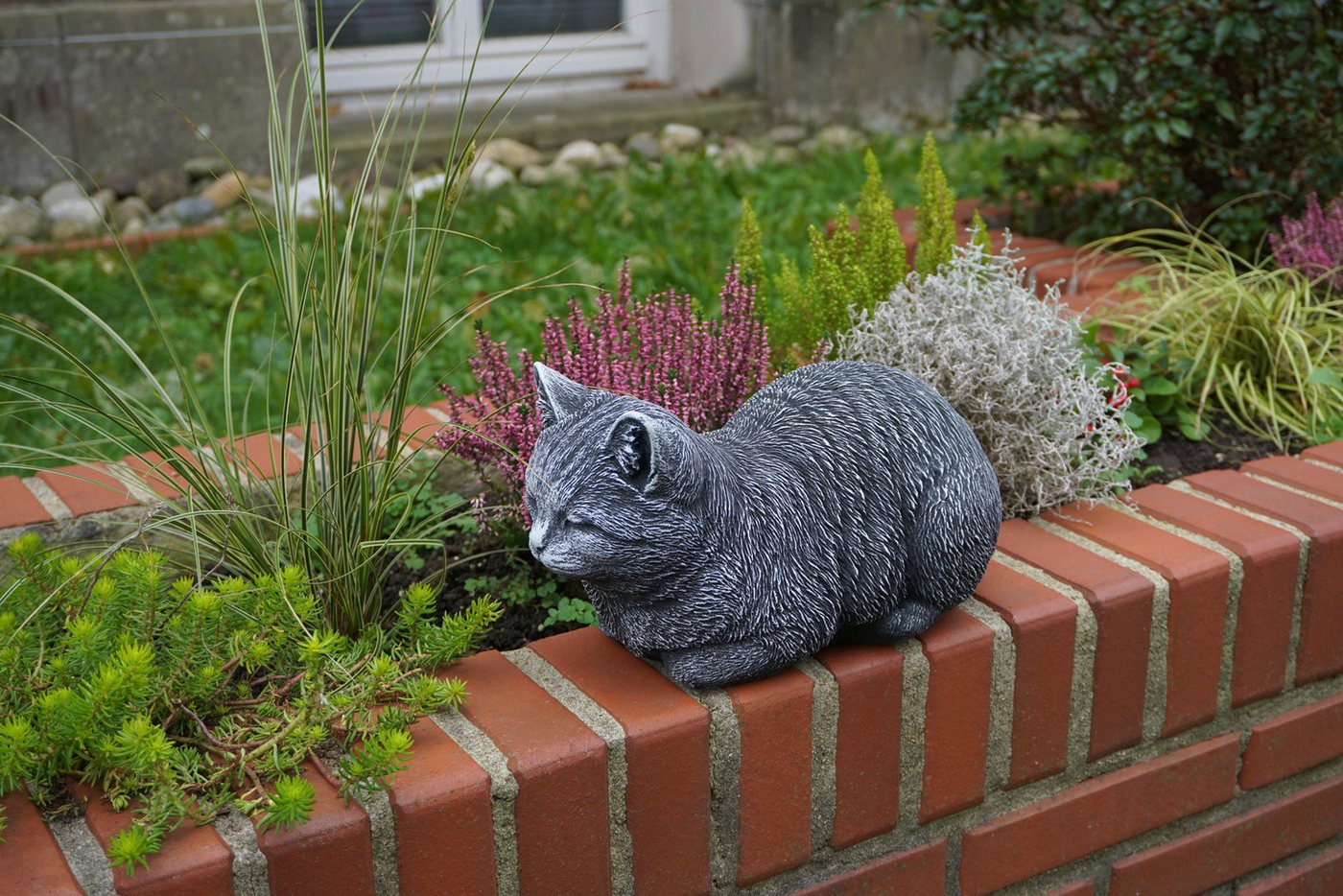 gartendekoparadies.de Gartenfigur Liegende Katze, Steinfigur, H. 17 cm, 8 kg, Frostsicher – Bild 4 von 5