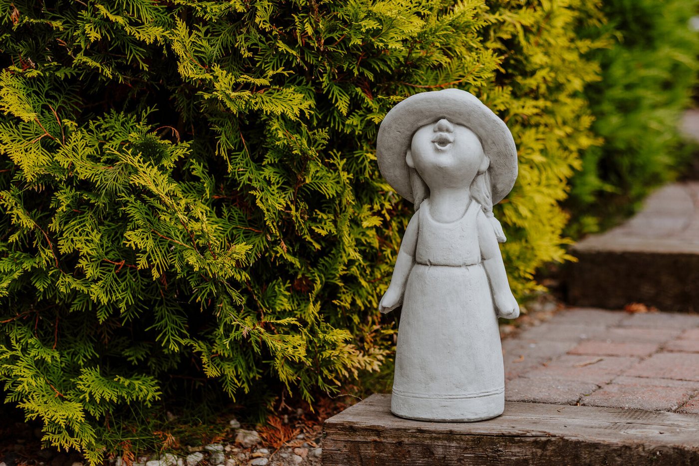 gartendekoparadies.de Gartenfigur Mädchen Figur, Steinfigur, H. 49 cm, 17 kg, Frostsicher – Bild 2 von 5
