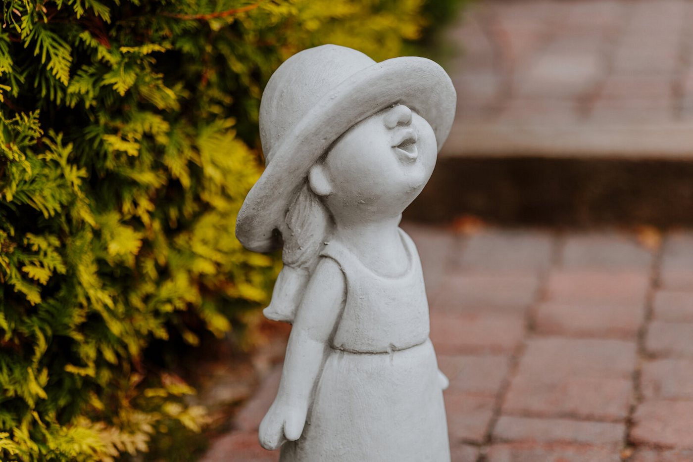 gartendekoparadies.de Gartenfigur Mädchen Figur, Steinfigur, H. 49 cm, 17 kg, Frostsicher – Bild 3 von 5
