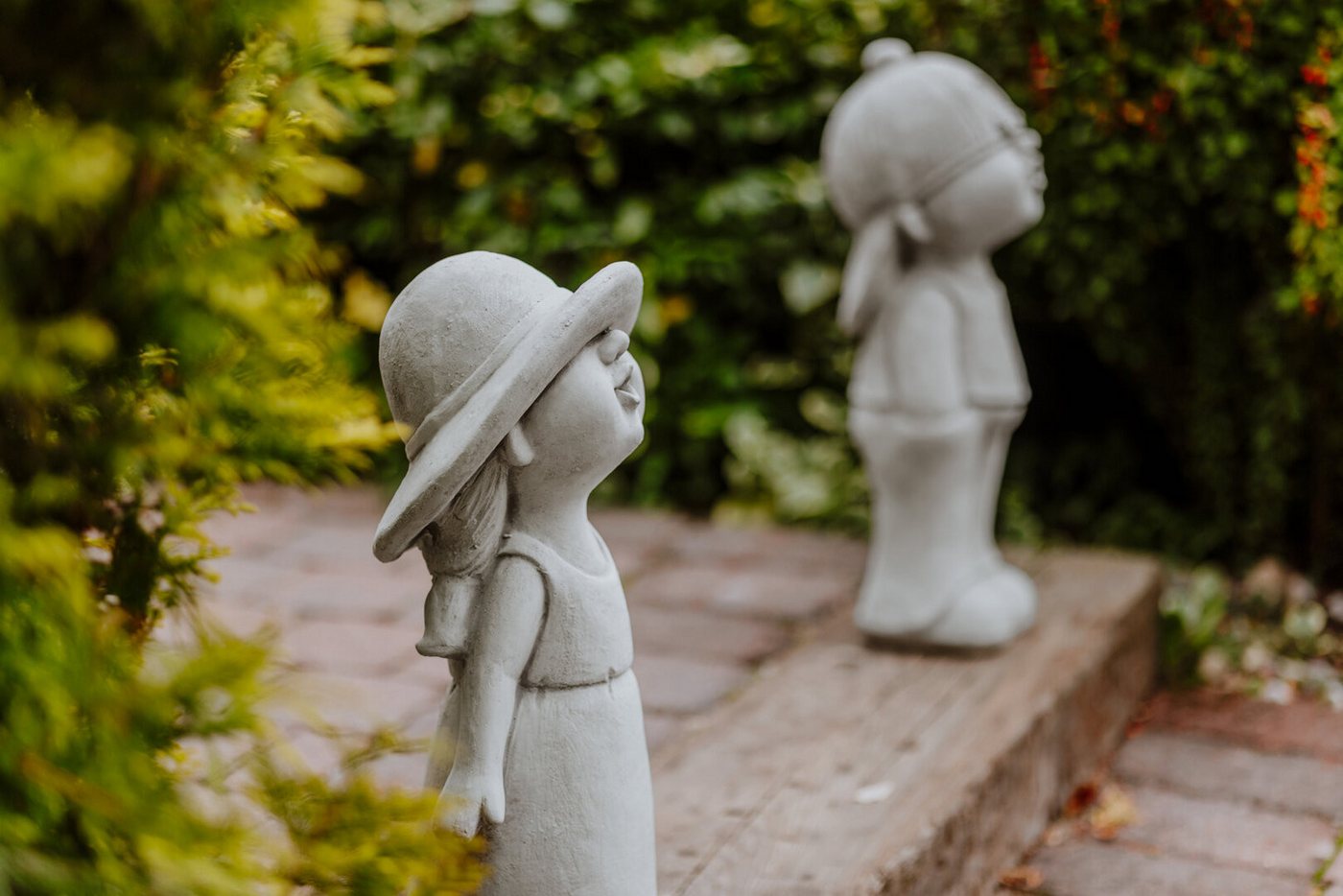 gartendekoparadies.de Gartenfigur Mädchen Figur, Steinfigur, H. 49 cm, 17 kg, Frostsicher – Bild 4 von 5