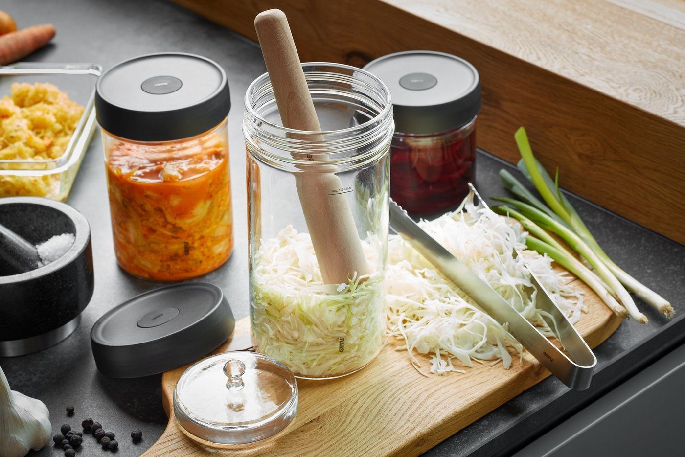 GEFU Fermentationsglas NATIVO, Borosilikatglas, Edelstahl, Holzwerkstoff, Kunststoff, Silikon, (Set, 5-tlg), 1L Fermentationsglas mit Deckel, Beschwerungsgewich – Bild 5 von 5