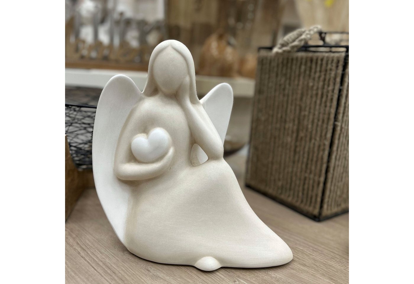 GILDE Engelfigur Engel "Gabi" mit Herz (1 St), Europäische Handarbeit aus Keramik, Engel Weihnachten – Bild 4 von 5