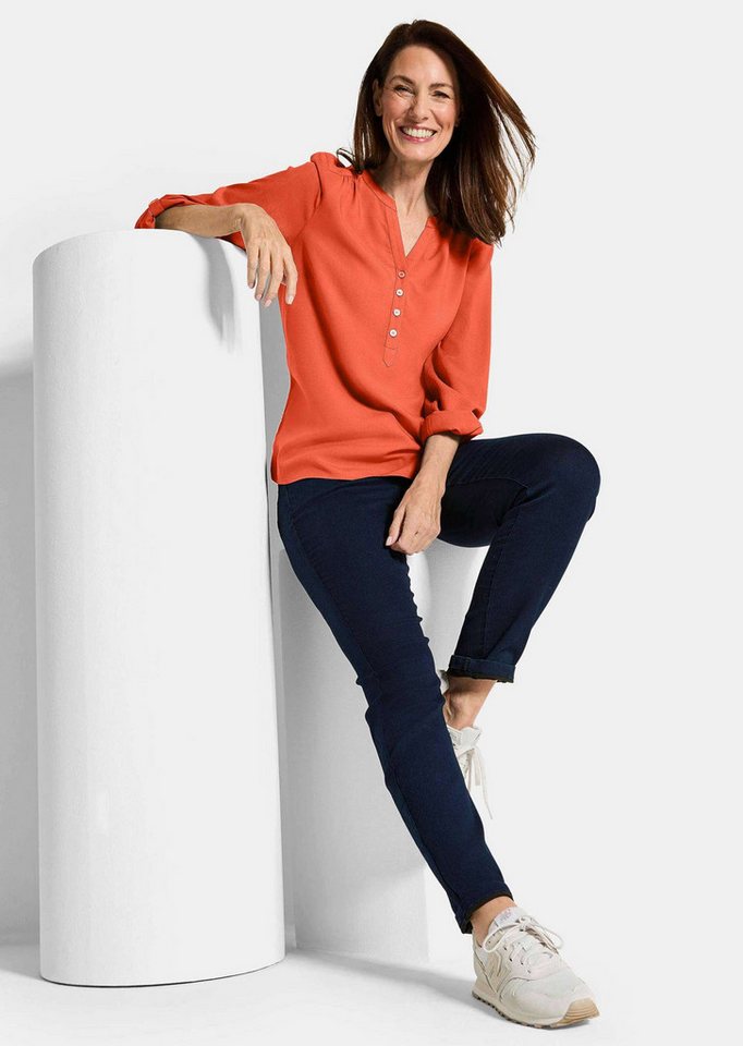 GOLDNER Schlupfbluse Elegante Viskosebluse mit V-Ausschnitt Luftige Bluse mit Fältchen, Knopfleiste und Langarm – Bild 4 von 5