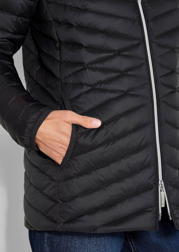 GOLDNER Steppjacke Herbstjacke mit Daunen, Stehkragen Verlängerte Jacke in femininer Steppung mit Reißverschluss – Bild 5 von 5
