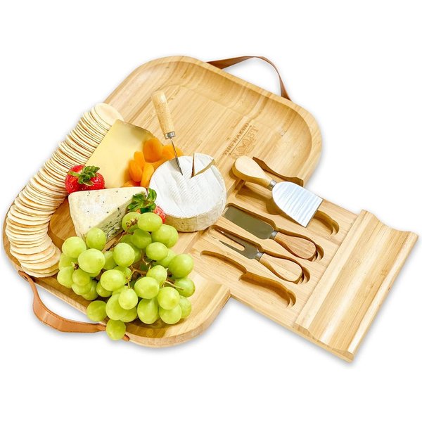 hausleben Käsebrett Bambus-Käsebrett und Messer-Set – Holz-Charcuterie-Brett, Bambus, (Set, 1-St., 1 Käsebrett mit 4 Käsemessern), Ledergriffen und herausziehba