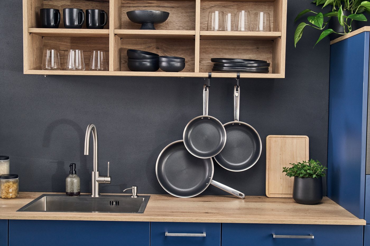 HENCKELS by ZWILLING Pfannen-Set Valley, Edelstahl (Set, 3-tlg., 1 Bratpfanne (20 cm), 1 Bratpfanne (24 cm), 1 Bratpfanne (28 cm), Keramikbeschichtung, Soft-Tou – Bild 4 von 5