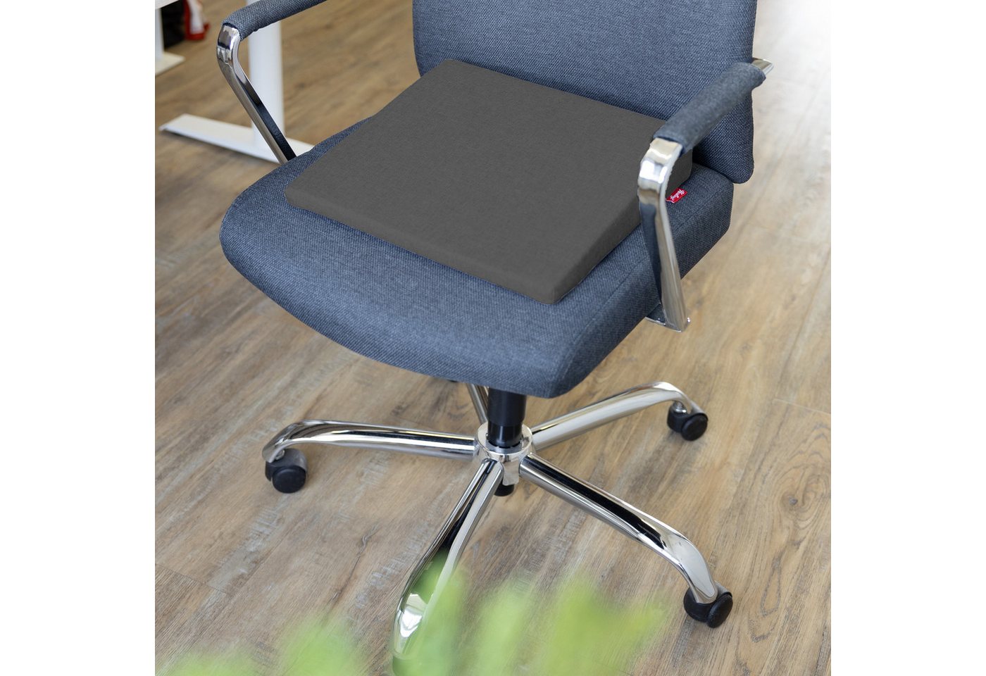 Herlag Keilkissen Stella für Büro und Auto, Ergonomisches Sitzkeilkissen 33x37x7/2cm Waschbarer Bezug Anthrazit – Bild 2 von 5