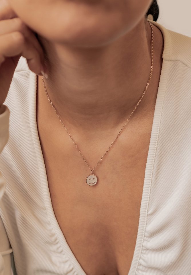 Hey Happiness Kette mit Anhänger Smiley, mit Muschel-Einsatz, Damen Halskette aus Edelstahl, 18k vergoldet – Bild 2 von 5