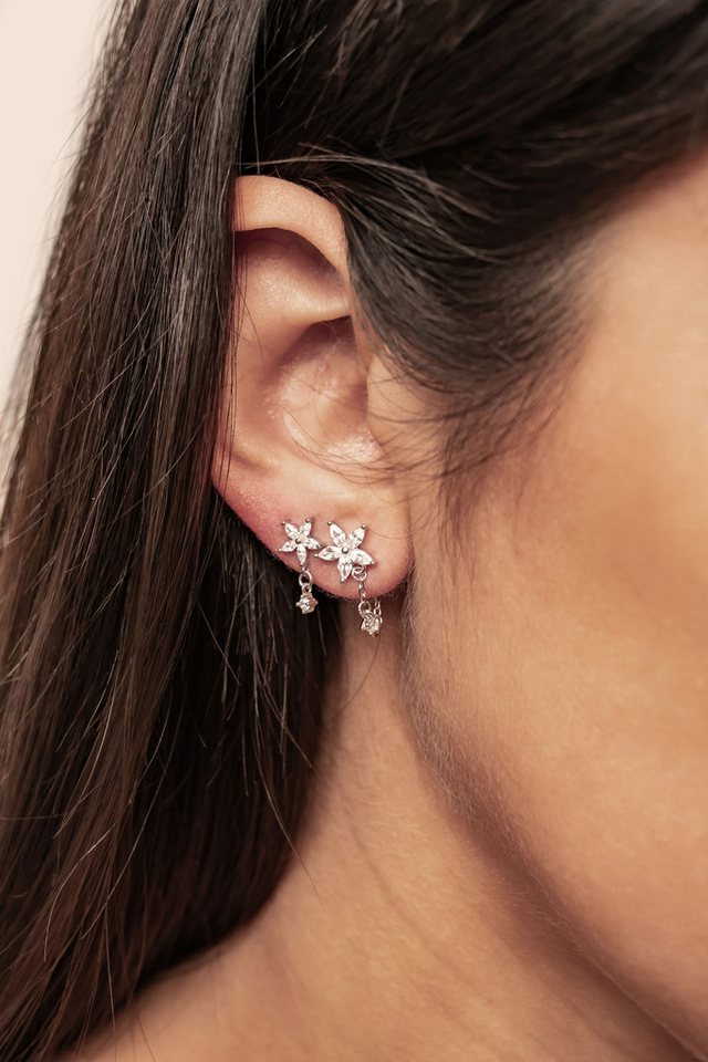 Hey Happiness Ohrhänger-Set Blütenzauber, 4er Set Ohrringe mit Kettchen & Kristall, Filigrane 925 Sterling Silber Ohrringe Damen mit Blumen Design – Bild 2 von 5