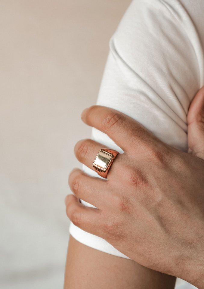 Hey Happiness Siegelring Rechteck mit Gravur, Herrenring aus Edelstahl, 18K Vergoldeter Männer Geo Ring, Geschenkidee – Bild 5 von 5
