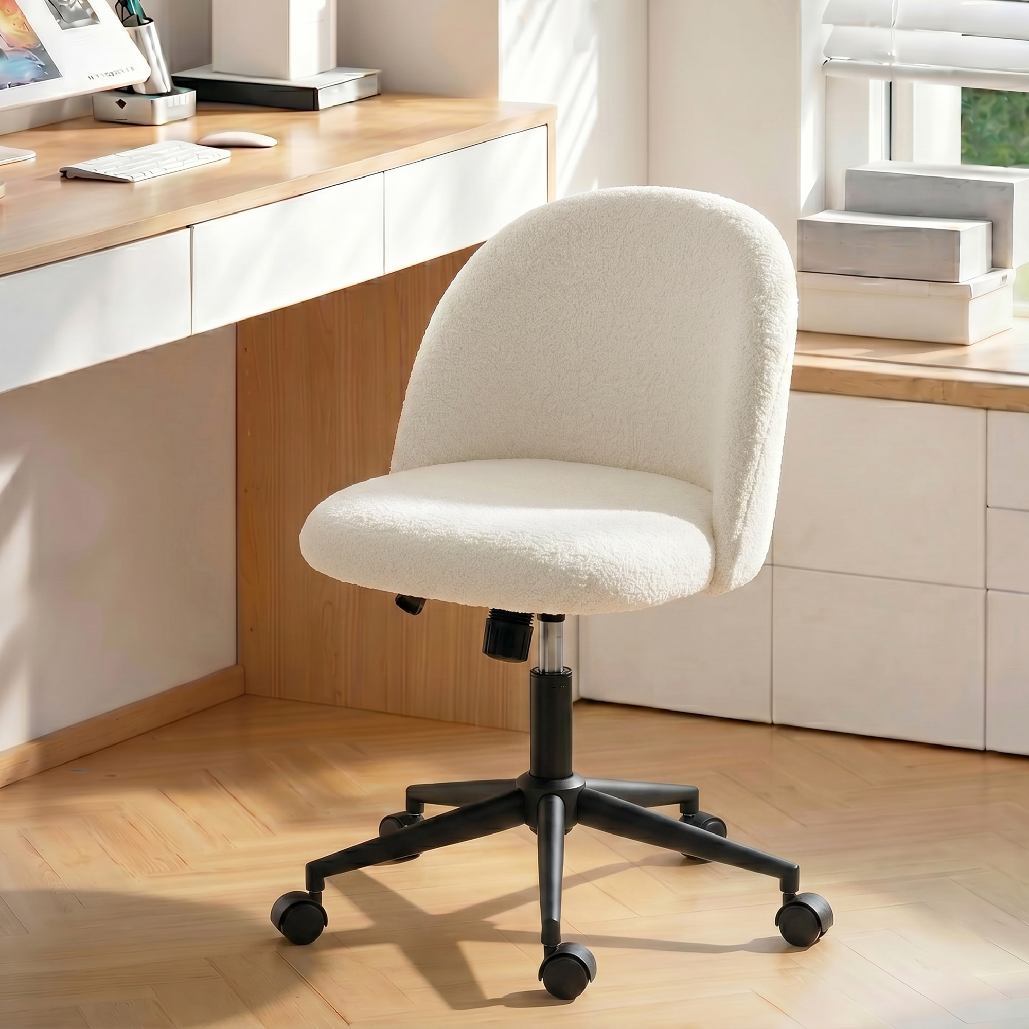 HOMCOM Schreibtischstuhl, höhenverstellbarer Bürostuhl mit Teddyfleeceoptik, drehbaren Rollen, Drehstuhl mit Wippfunktion, bis 120 kg, Schminktischstuhl für Sch – Bild 2 von 2
