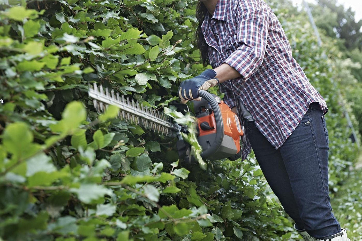 Husqvarna Benzin-Heckenschere 122HD45, 45 cm Doppelmesser, leicht zu starten, für ein sauberes Ergebnis – Bild 2 von 5