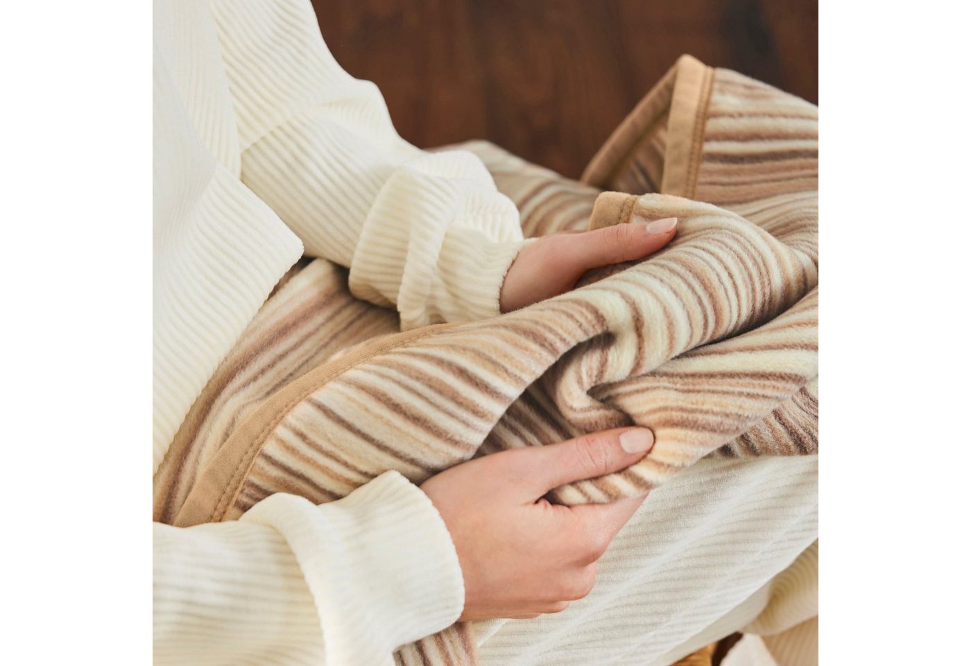 Wohndecke Jacquard Decke Malang, IBENA, mit filigranen Streifen, made in Europe – Bild 3 von 4