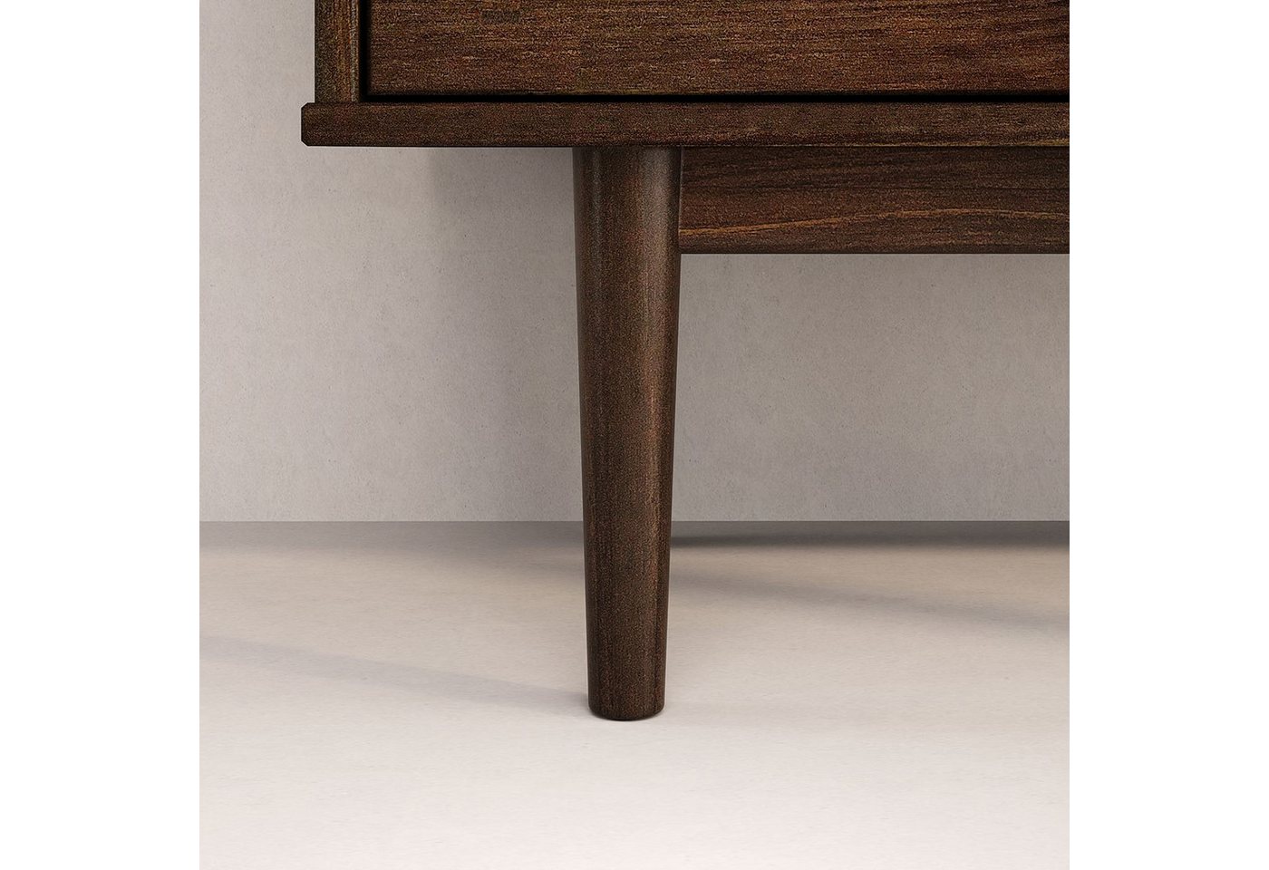 IDIMEX Lowboard TECCA, Niedriges Sideboard aus Massivholz 3 Türen Wohnzimmer Nussbaum Finish – Bild 5 von 5