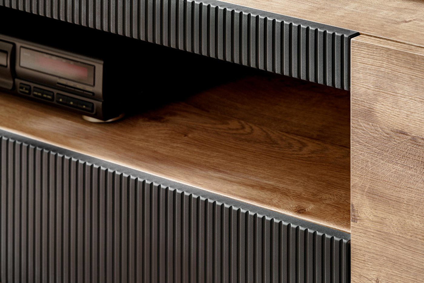 Inn.Furn Wohnwand Heron, (Schrankwand mit integriertem Kamin, 4-St., Eiche und Schwarz, 350 cm), Push-To-Open, inklusive LED Beleuchtung – Bild 5 von 5