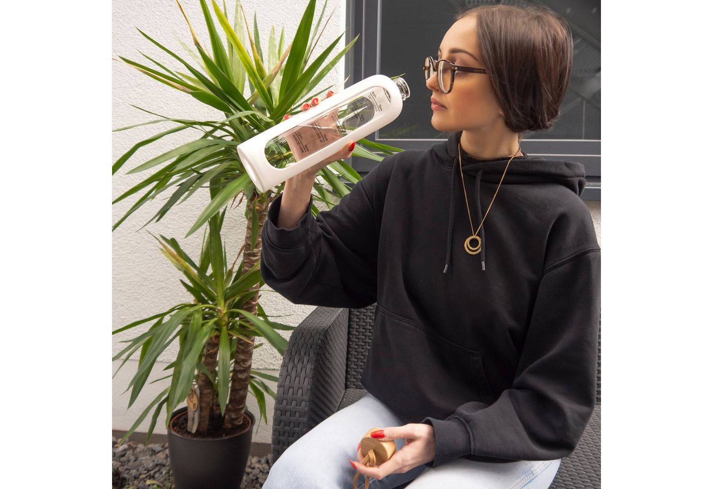 Intirilife Trinkflasche, Motivations Wasser Trinkflasche aus Glas mit Zeitmarkierung bis 900 ml – Bild 5 von 5