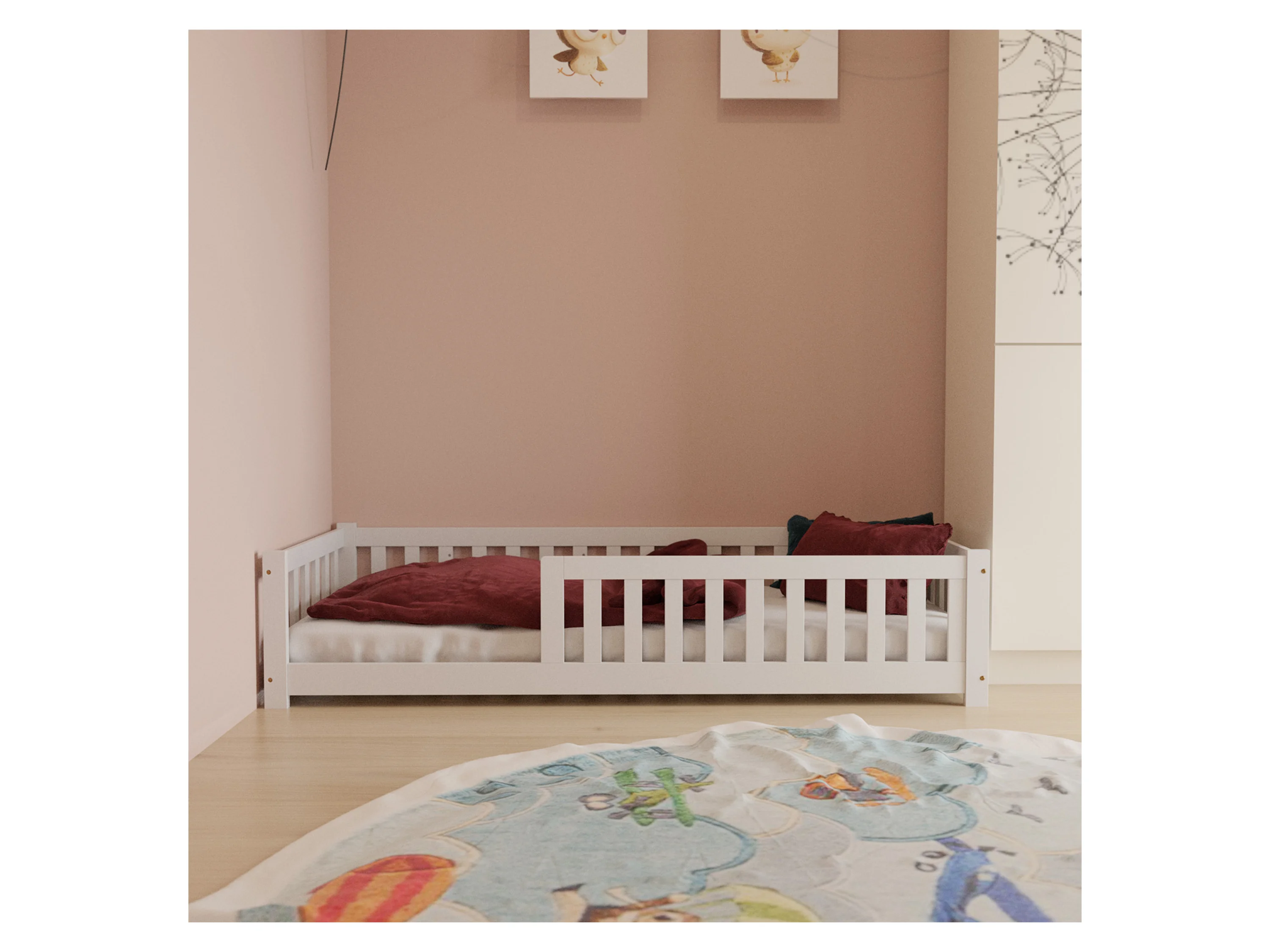 Juskys Kinderbett Naya, 120x200 cm Bodenbett aus Holz, mit Rausfallschutz & Lattenrost – Bild 3 von 4