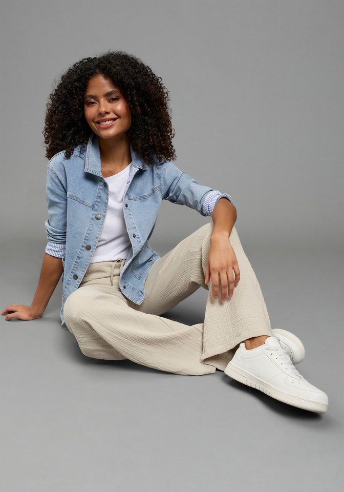 KangaROOS Jeansjacke modischer Stil, normaler Kragen, aufgesetzte Taschen, Comfort Fit – Bild 4 von 5