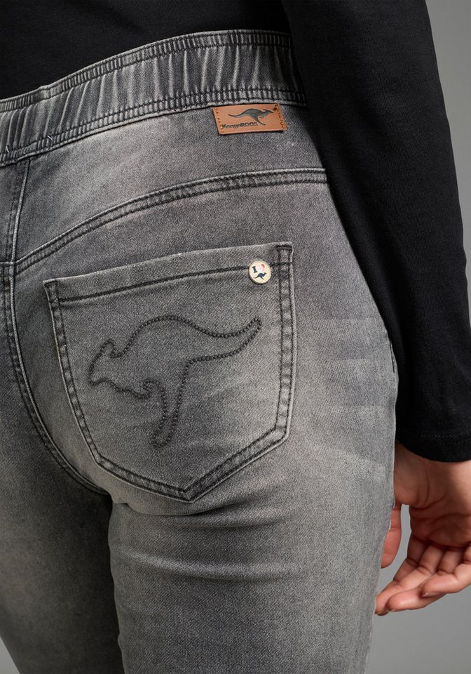 KangaROOS Jogg Pants mit Eingrifftaschen, Gesäßtaschen und Coinpocket, gerader Straight-Fit – Bild 3 von 5
