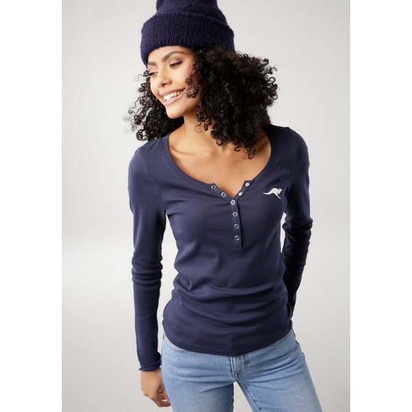 KangaROOS Langarmshirt figurbetonte Passform, hüftlange Schnittform, aus Rippware