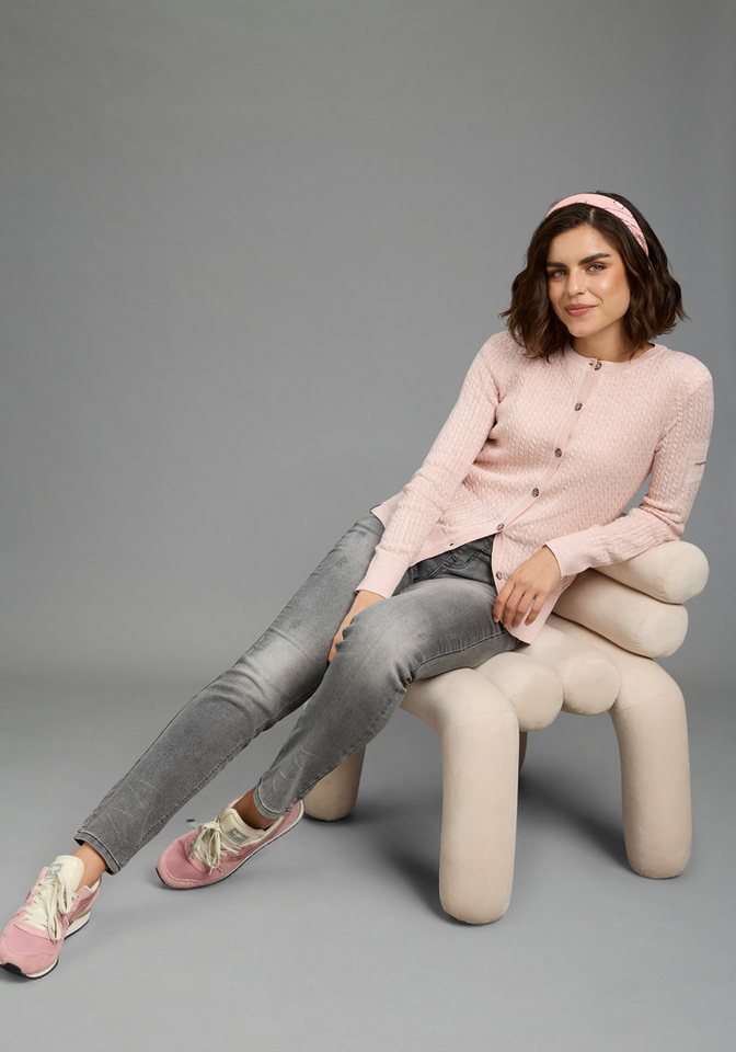 KangaROOS Strickjacke hüftlange Form, figurbetonte Passform, aus Feinstrick und Strick – Bild 4 von 5