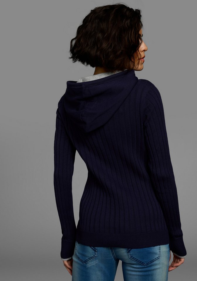 KangaROOS Strickpullover mit kontrastfarbener Kapuzeninnenseite und Logodruck auf dem Arm – Bild 2 von 5