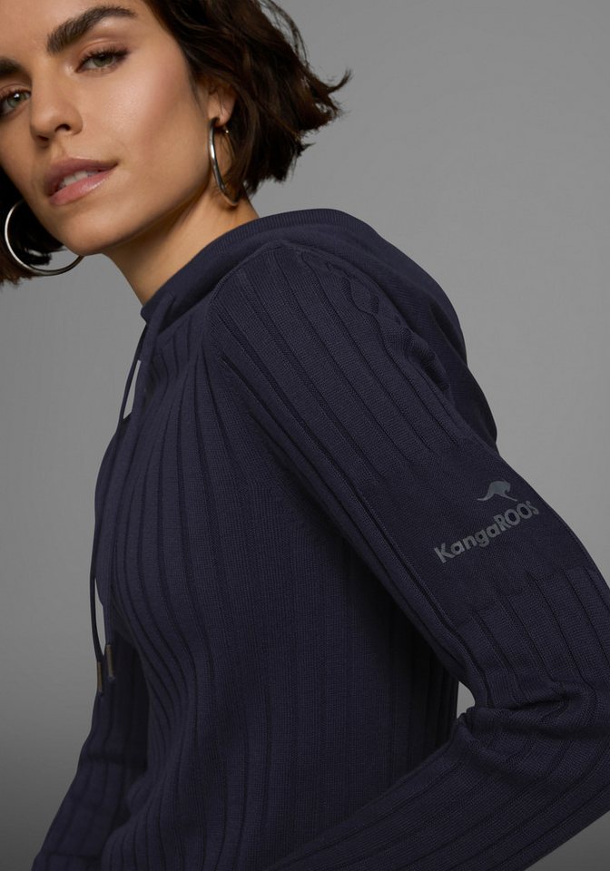 KangaROOS Strickpullover mit kontrastfarbener Kapuzeninnenseite und Logodruck auf dem Arm – Bild 3 von 5