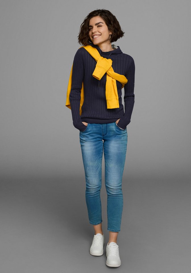 KangaROOS Strickpullover mit kontrastfarbener Kapuzeninnenseite und Logodruck auf dem Arm – Bild 4 von 5