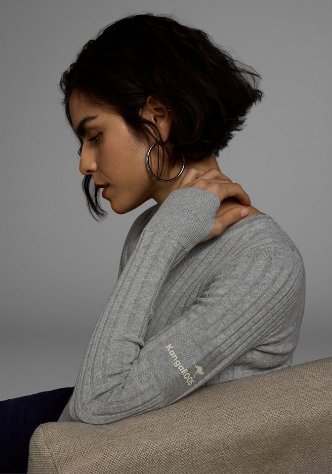 KangaROOS V-Ausschnitt-Pullover hüftlange Schnittform, mit Rippstrick, figurbetonte Passform – Bild 3 von 5