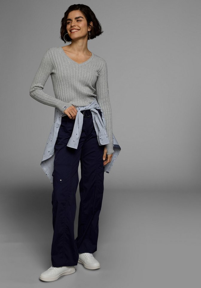 KangaROOS V-Ausschnitt-Pullover hüftlange Schnittform, mit Rippstrick, figurbetonte Passform – Bild 4 von 5