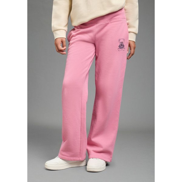 KIDSWORLD Sweathose Weit geschnittene Sweathose mit kleiner Bär-Stickerei Loos-fit Jogginghose mit Stickerei, weite Beinform