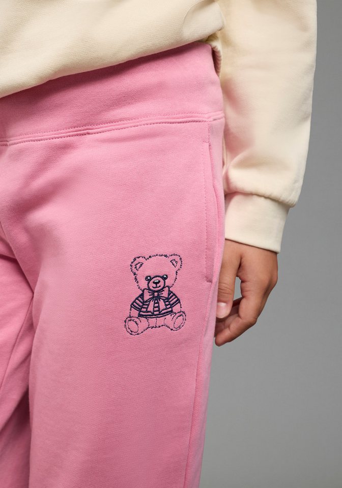 KIDSWORLD Sweathose Weit geschnittene Sweathose mit kleiner Bär-Stickerei Loos-fit Jogginghose mit Stickerei, weite Beinform – Bild 3 von 5