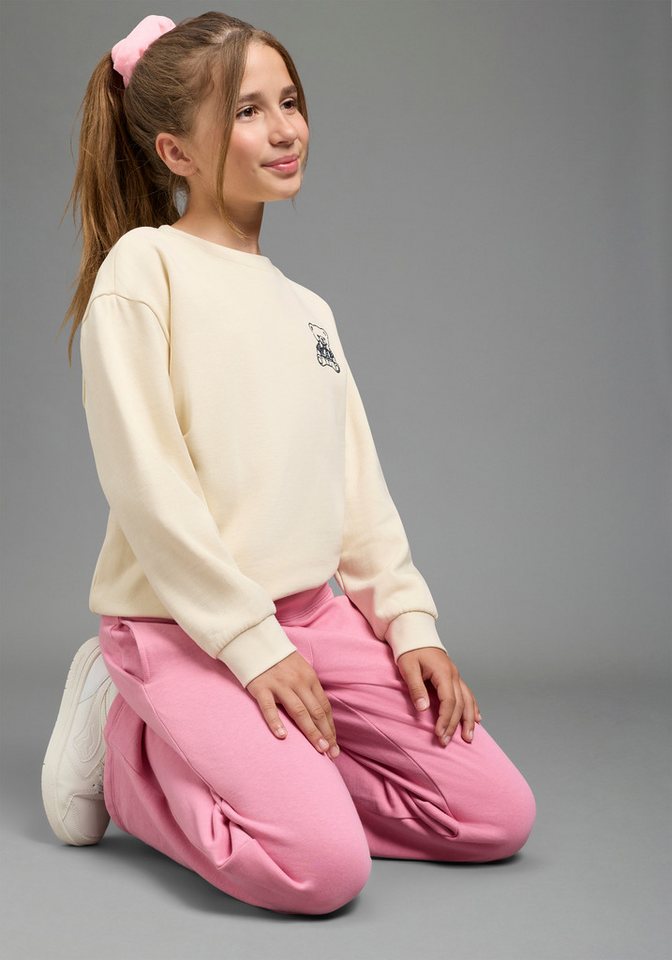KIDSWORLD Sweathose Weit geschnittene Sweathose mit kleiner Bär-Stickerei Loos-fit Jogginghose mit Stickerei, weite Beinform – Bild 5 von 5