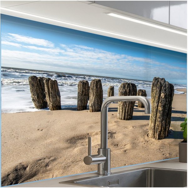 KitchenYeah Küchenrückwand selbstklebend Sand - Strand - Pfahl - Wasser - Sommer, (1-tlg), Spritzschutz, Küche, Rückwand, Küchenwand, Küchenfront, 80x60 cm