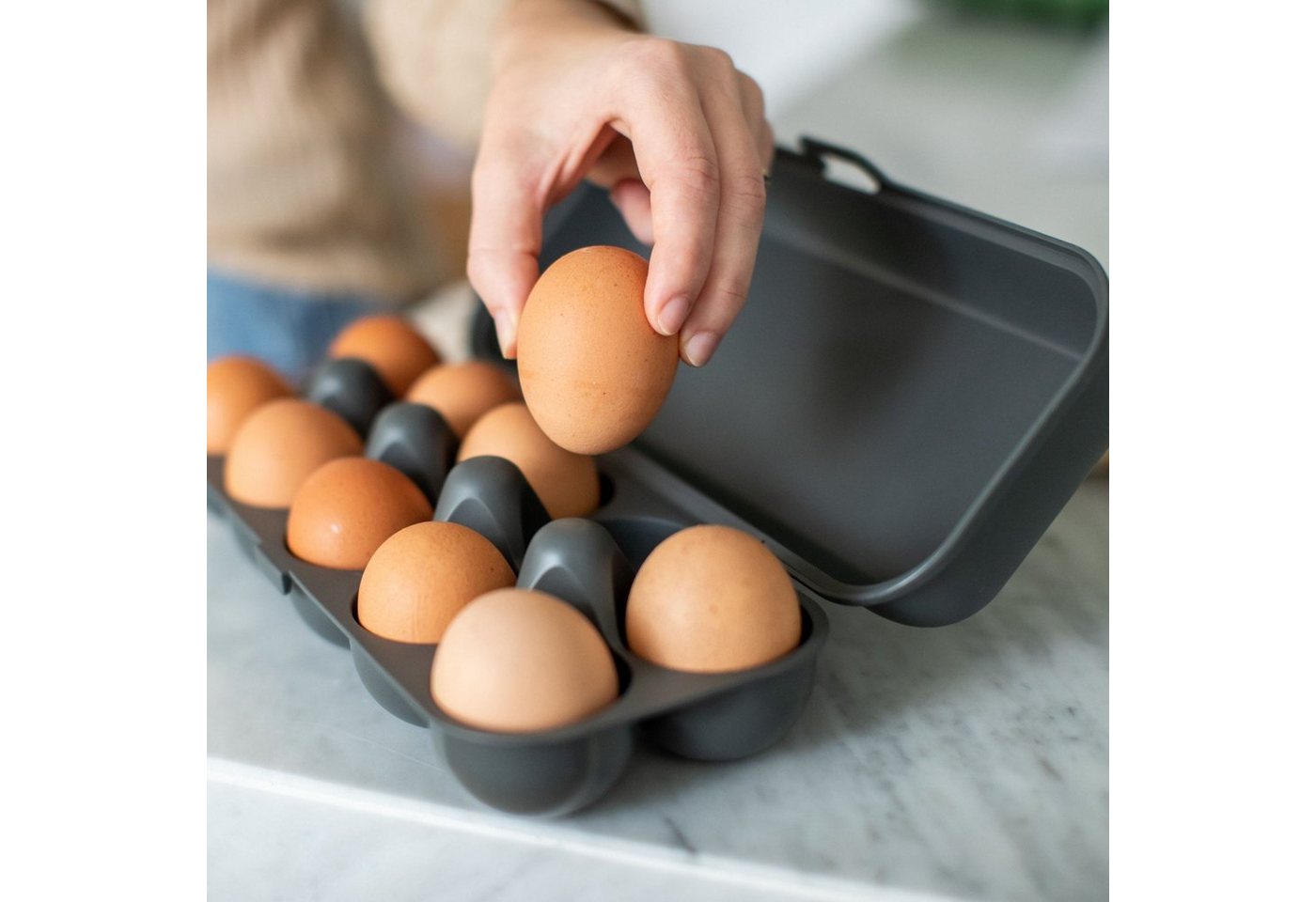 KOZIOL Eierkorb Eierbox Eggs To Go nature ash grey, Kunststoff – Bild 2 von 3