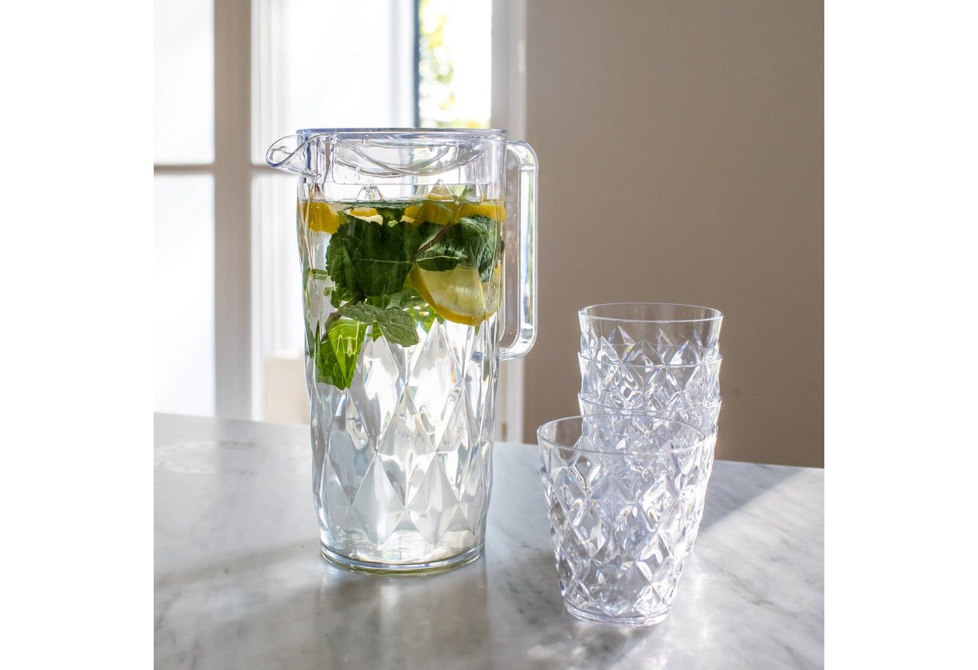 KOZIOL Kanne CRYSTAL, 1,6 l, (Set, 5-St), spülmaschinenegeeignet, 100% recycelbar, 1 Kanne 1,6L+ 4 Becher 250ml – Bild 2 von 4