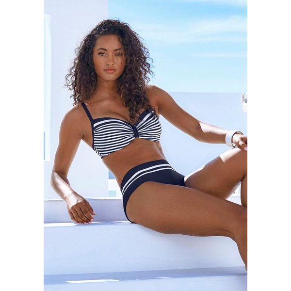 LASCANA Bügel-Bikini-Top Myst, mit platziertem Streifen-Design