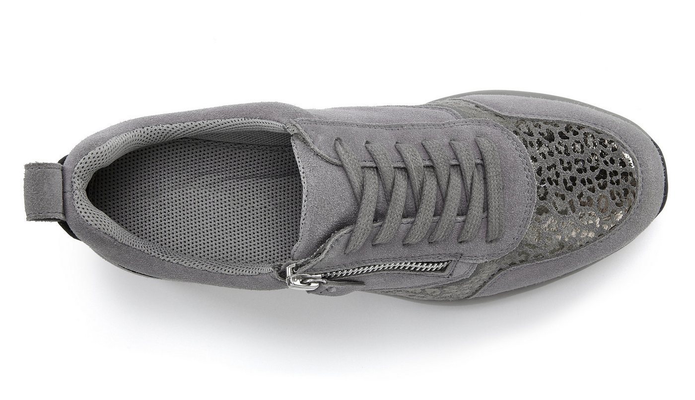 LASCANA Freizeitschuh, Halbschuh, Sneaker aus Leder mit innenliegendem Keilabsatz und Leo-Druck – Bild 4 von 5