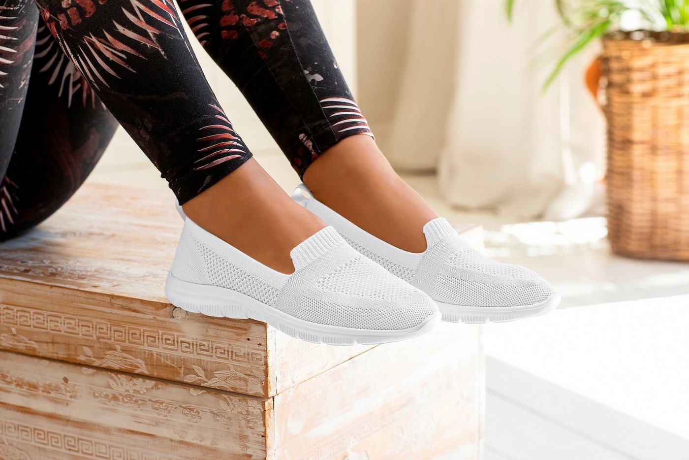 LASCANA Halbschuh, Sneaker, Slip-On-Sneaker, Slipper aus bequemen Textil-Material zum Reinschlüpfen VEGAN – Bild 2 von 5