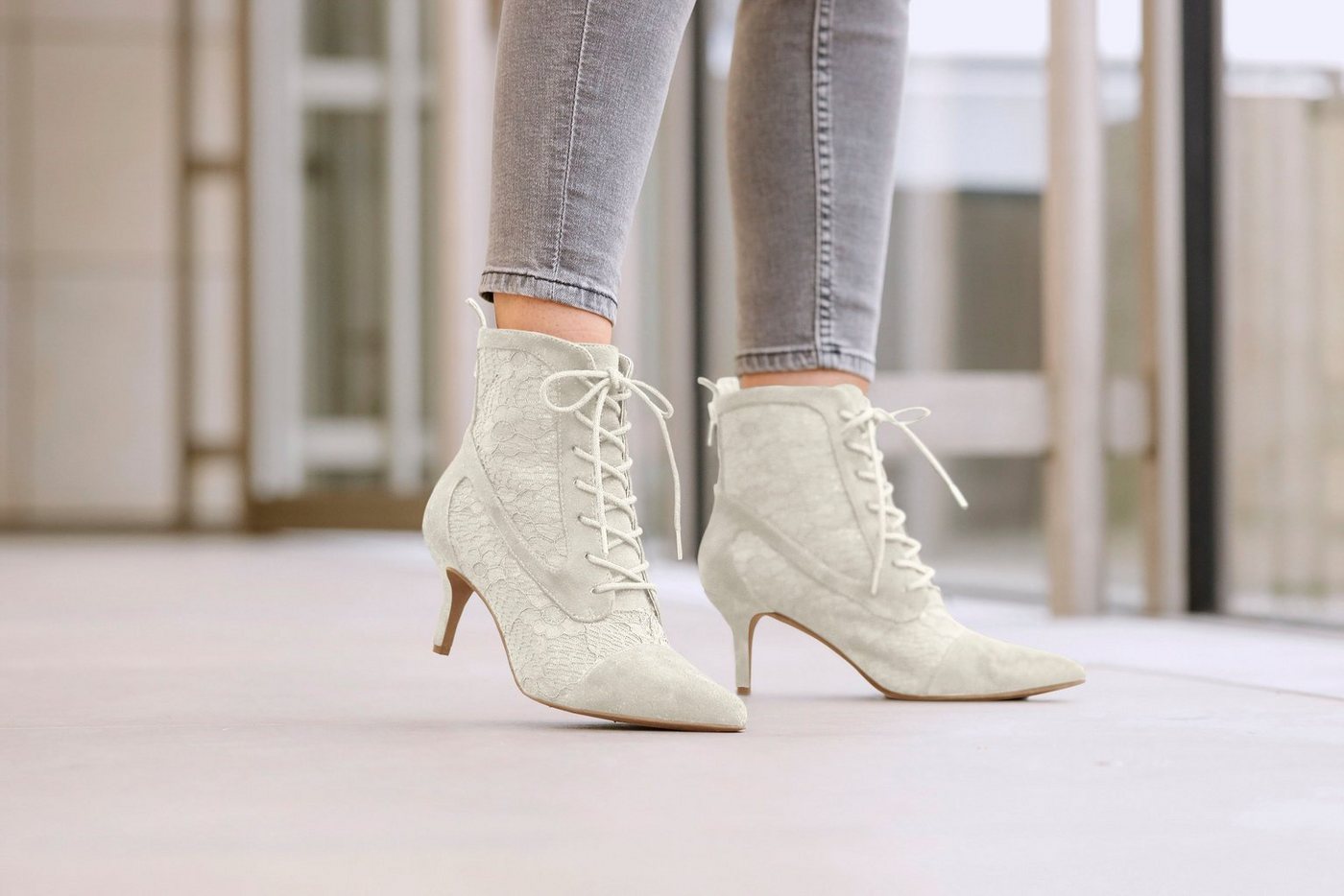 LASCANA Herbststiefelette, Stiefel, Schnürstiefelette in sexy Spitzen Optik – Bild 2 von 5