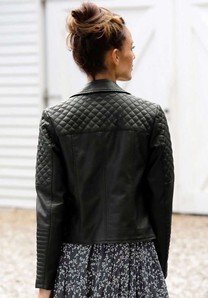 LASCANA Lederimitatjacke mit Bikerdetails, Steppungen und Reißverschlusstaschen Übergangsjacke, kurze Bikerjacke, Kunstlederjacke, figurbetont – Bild 3 von 5
