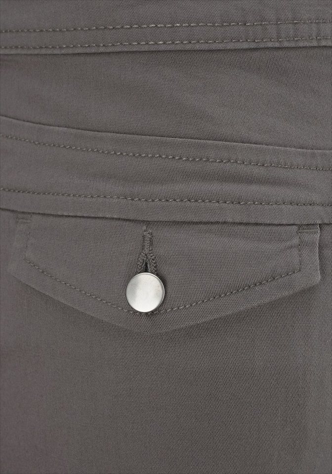 LASCANA Shorts aus elastischer, sommerlicher Baumwollware mit Taschen, kurze Hose, Freizeitlook, Sommerhose – Bild 5 von 5