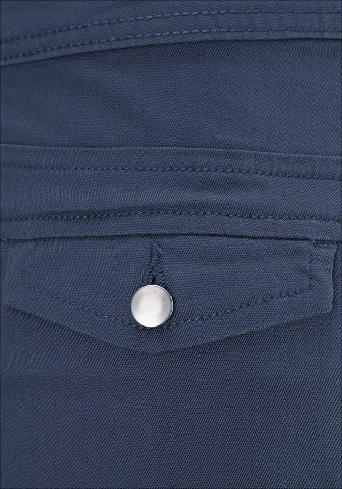 LASCANA Shorts aus elastischer, sommerlicher Baumwollware mit Taschen, kurze Hose, Freizeitlook, Sommerhose – Bild 4 von 5