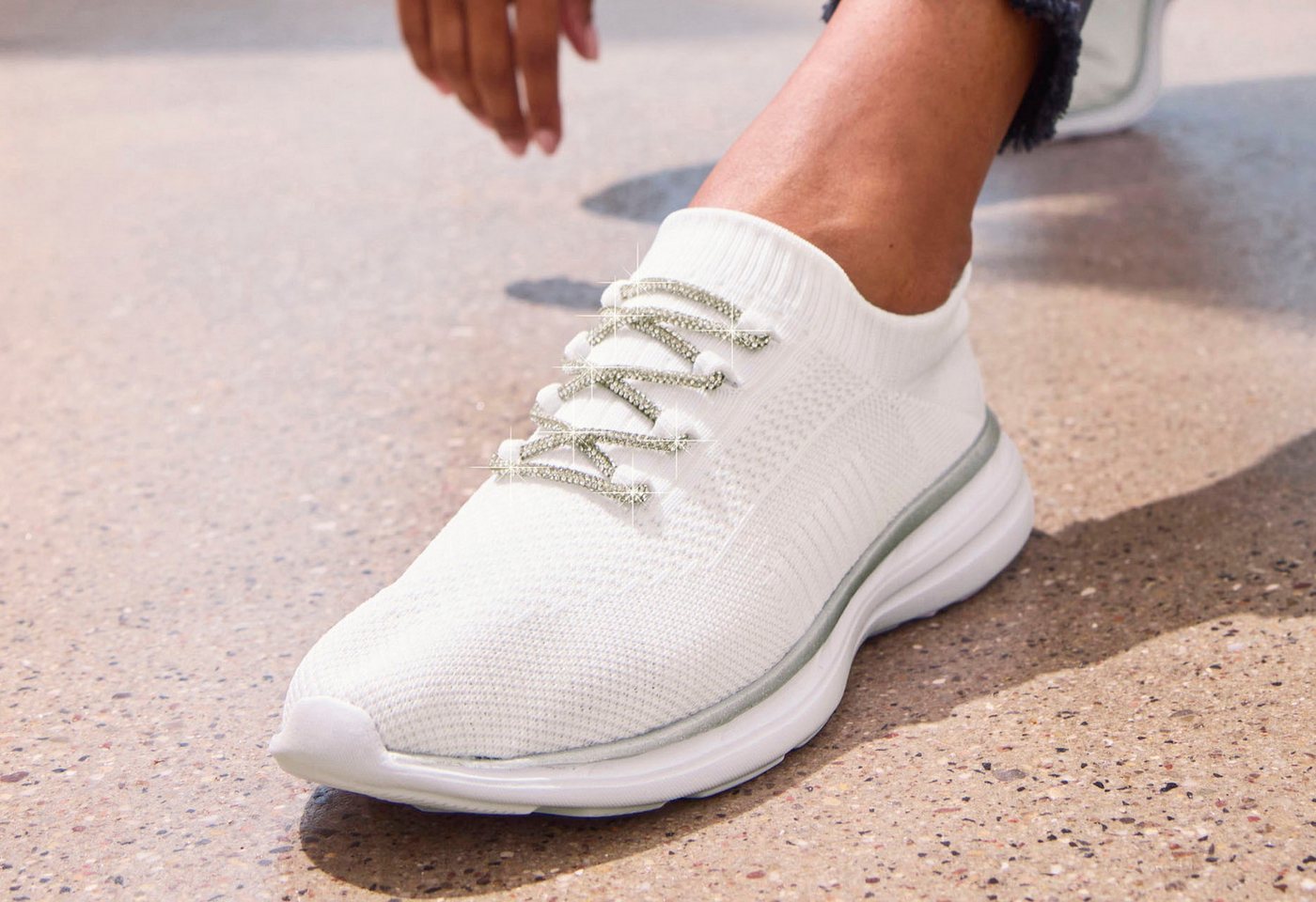 LASCANA Slip-On-Sneaker, Slipper, Freizeitschuh, Sneaker mit modischer Glitzerschnürung VEGAN – Bild 2 von 5