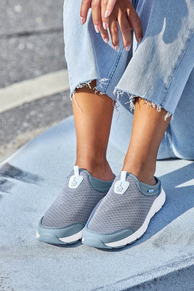 LASCANA Slip-On-Sneaker, Sneaker Halbschuh, Freizeitschuh, Sabot, Clogs aus leichtem Mesh-Material – Bild 2 von 5