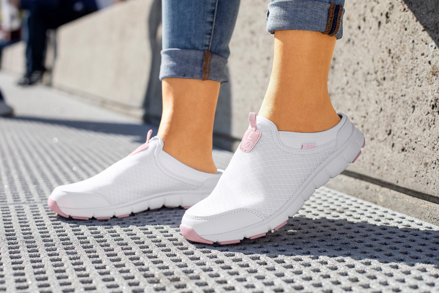 LASCANA Slip-On-Sneaker, Sneaker Halbschuh, Freizeitschuh, Sabot, Clogs aus leichtem Mesh-Material – Bild 2 von 5