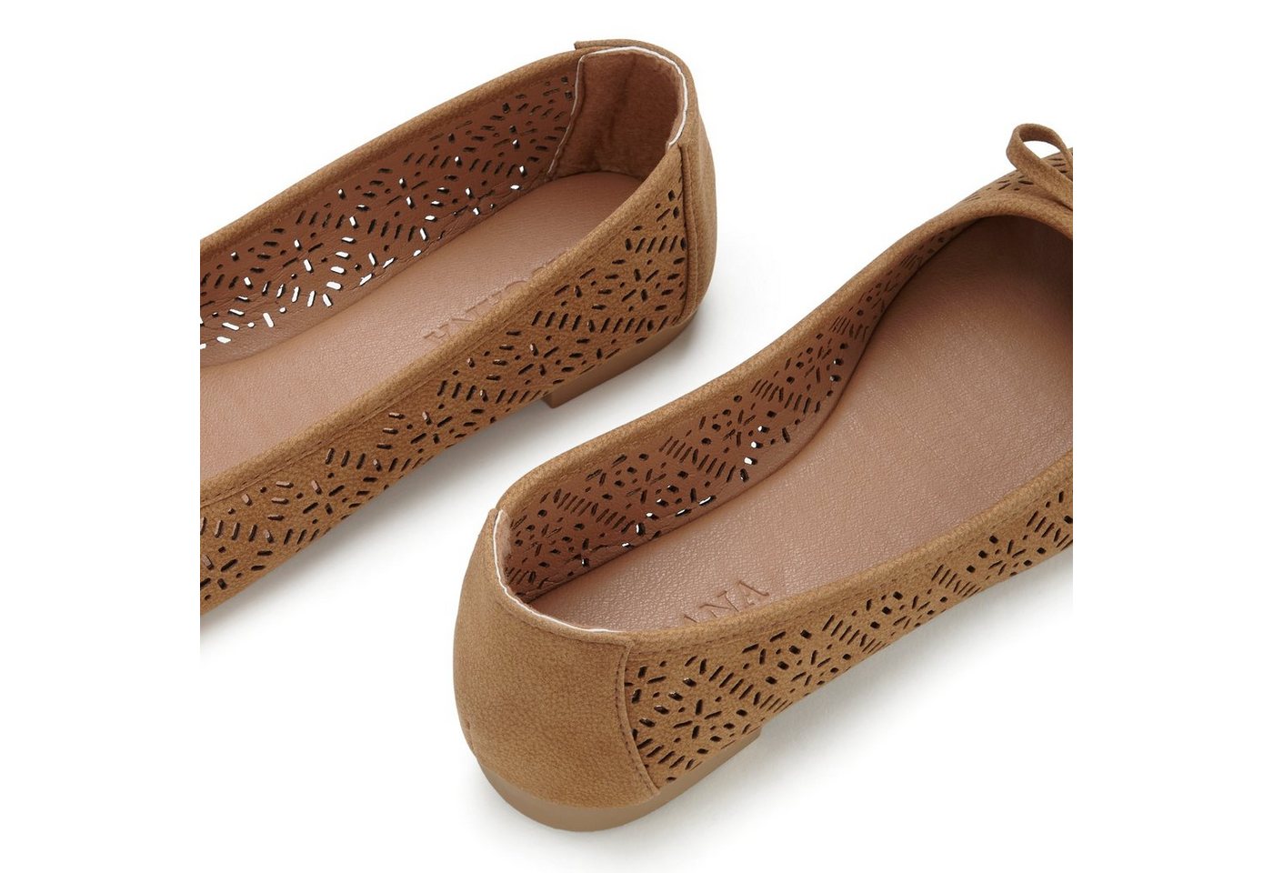 LASCANA Slip-On-Sneaker, Freizeitschuh, Slipper, Halbschuh, Ballerina mit kleinen Cut-Outs VEGAN – Bild 4 von 5