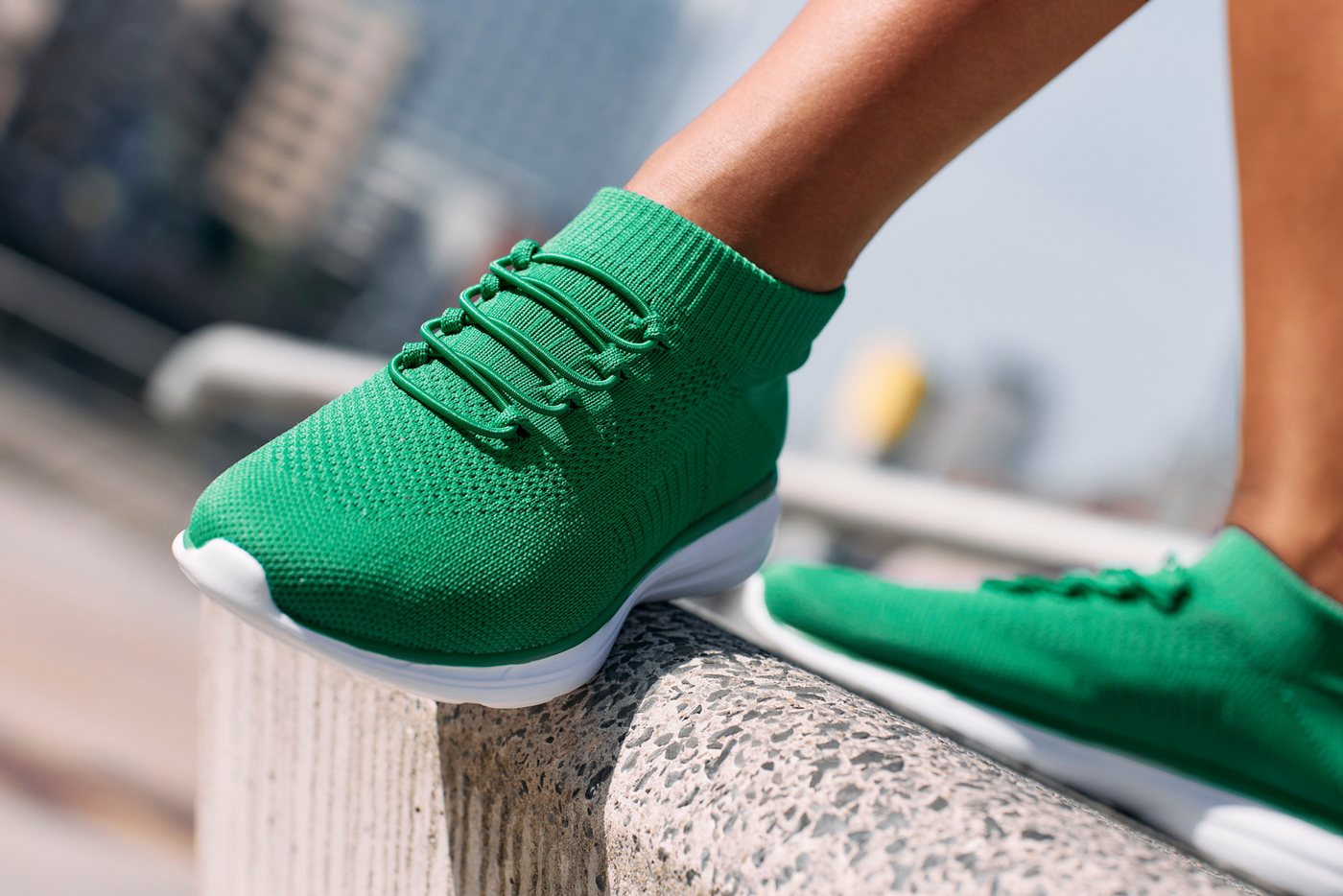 LASCANA Slipper, Halbschuh, Turnschuhe, Slip-On-Sneaker, bequem, Sneaker zum Reinschlüpfen mit elastischen Schnürbändern ultraleicht VEGAN – Bild 2 von 5