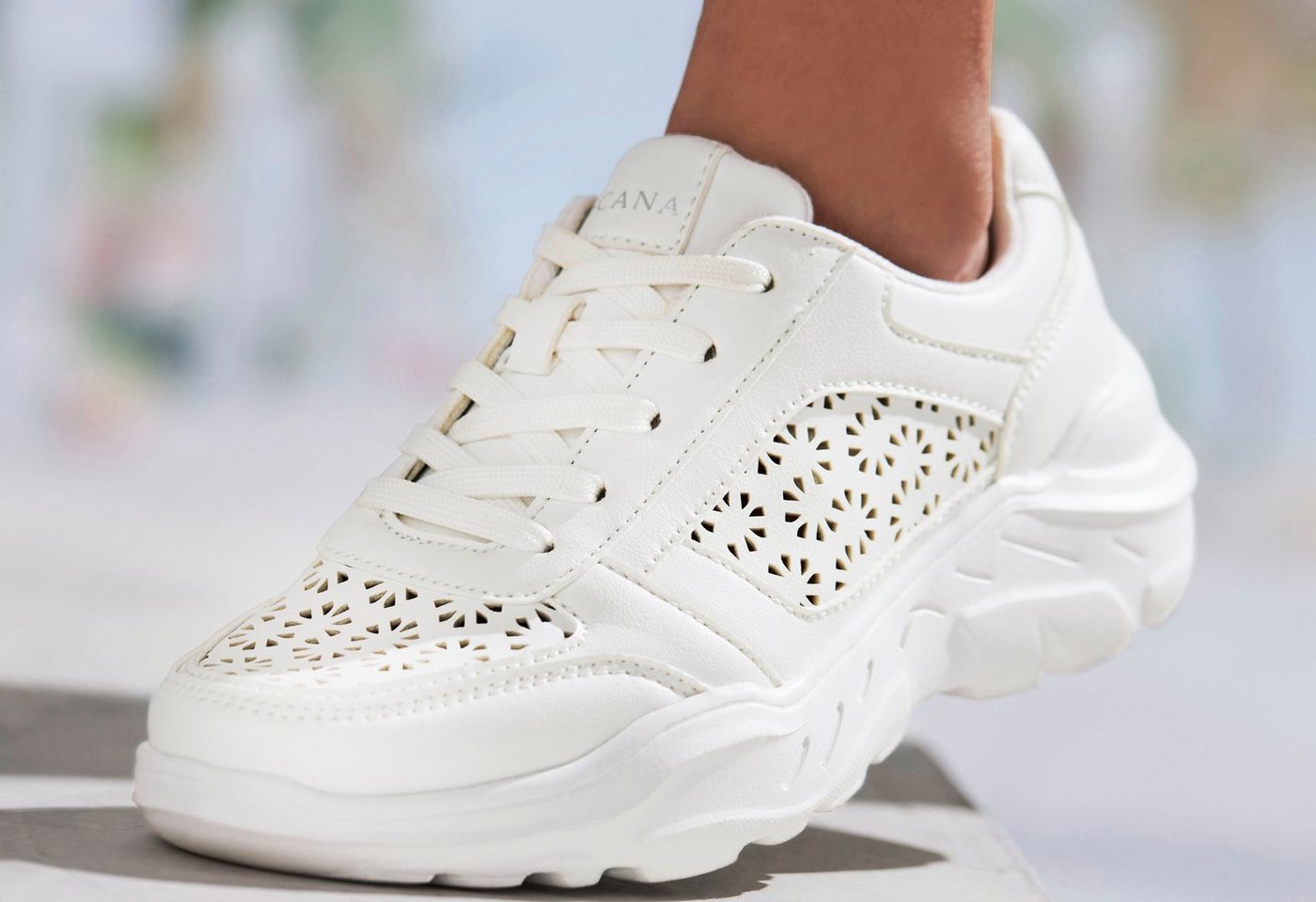 LASCANA Sneaker Freizeitschuh, Halbschuh mit kleinen Cut-Outs und Chunky Sohle VEGAN – Bild 3 von 5