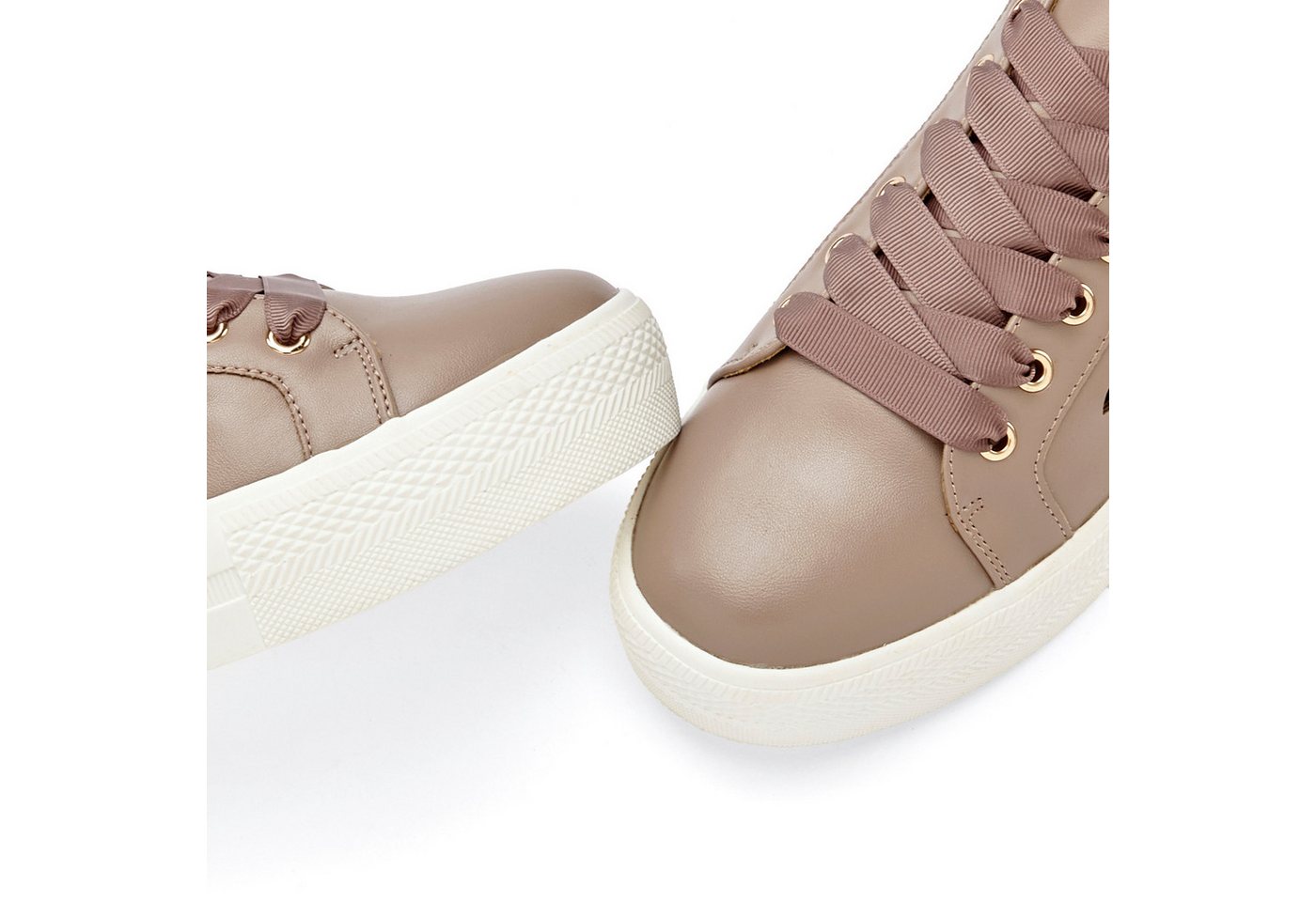 LASCANA Sneaker mit kleinen Cut-Outs, Schnürhalbschuhe, Freizeitschuhe VEGAN – Bild 4 von 5